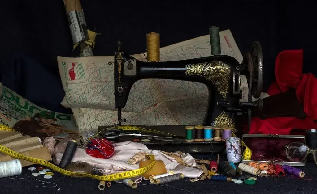 what is a sewing machine